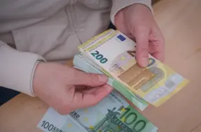 Latgalē nedēļas laikā iedzīvotājiem izkrāpti vairāk nekā 45 000 eiro; aizturēti četri naudas kurjeri