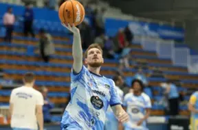 Latviešu basketbolisti spožā formā ACB līgā: Kuruca panākumi un Rodiona Kuruca iespaidīgā cīņa zem groziem