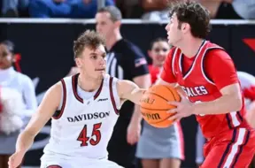 Latviešu duelis NCAA: Roberts Blūms gūst desmit punktus, Davidson Wildcats uzvar Washington State Cougars