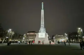 Latvija godina varoņus Lāčplēša dienā: svinības un piemiņas pasākumi visā valstī