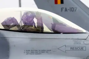 Latvijā ielido Beļģijas aizsardzības ministrs un F-16 iznīcinātāji