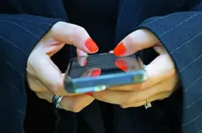 Latvijā spēkā stingrākas prasības sociālajiem tīkliem: Ko ietver Digitālo pakalpojumu akts?