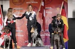 Latvija svin vēsturisku uzvaru: Gunda Šabanova un suns Thors kamanu suņu sportā kļūst par pasaules čempioniem