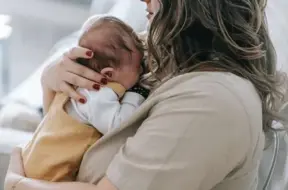 Latvijā turpinās bērnu skaita kritums – demogrāfiskā bedre padziļinās