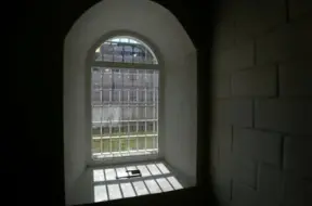 Latvijai jāizmaksā 9000 eiro par brīvības tiesību pārkāpumu ieslodzījumā