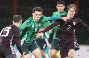 Latvijas U-21 futbolistiem minimāls zaudējums Ziemeļīrijai dubļainā cīņā