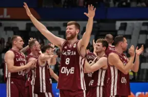Latvijas basketbolisti ar iespaidīgu uzvaru pār Čehiju noslēdz Eiropas čempionāta grupu turnīru