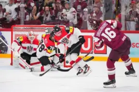 Latvijas hokejisti Vācijas kausa pēdējā spēlē pārspēj Austriju, izcīnot pirmo uzvaru