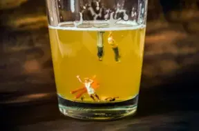 Latvijas jauniešu alkohola pieredze: 78% pamēģinājuši, meitenes biežāk nekā zēni