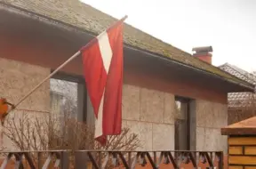 Latvijas karoga godāšana: Kā pareizi lietot, kopt un saudzēt sarkanbaltsarkano simbolu