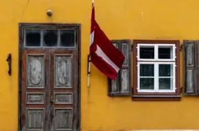 Latvijas karoga godināšana: ekspertu padomi tā pareizai lietošanai un kopšanai