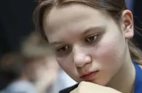 Latvijas šahiste Aļona Tolmačeva triumfē Eiropas jauniešu čempionātā