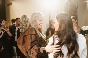 Latvijas slavenības sajūsminātas par Kristiānas Lasmanes jauno veselīgo recepšu grāmatu “Mana Metode”