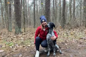 Latvijas sportiste Gunda Šabanova un suns Tors triumfē Pasaules čempionātā skriešanā ar suni