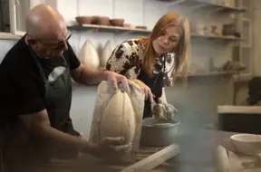 Latvijas uzņēmums "Turn Urn" piedāvā videi draudzīgas, bioloģiski noārdāmas apbedīšanas urnas