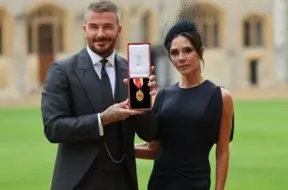 Leģendārajām futbola zvaigznei Deividam Bekhems piešķirts bruņinieka tituls