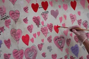 Lielbritānija apliecina: COVID-19 piemiņas siena Londonā tiks saglabāta