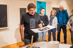 Liepājas muzejā Jānis Murovsks iedvesmo ar aizraujošu sietspiedes meistarklasi