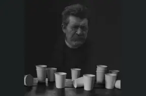 Liepājas teātris atklāj laikmeta traģikomēdiju "Trīs bēres un divas kāzas" – Mārtiņa Eihes atgriešanās pie Blaumaņa