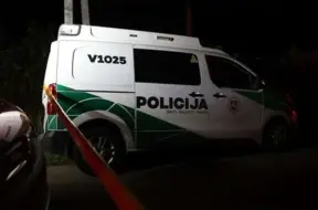 Lietuvā traģiski avarē Latvijas bēgļu pārvadātāju mikroautobuss: viens mirušais, trīs ievainoti