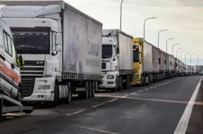 Lukašenko aizliedz Lietuvas un Polijas kravas auto caur Baltkrieviju: spriedze un ekonomikas sekas