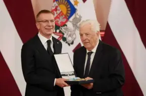 Maestro Raimonds Pauls saņem Triju Zvaigžņu ordeņa augstāko pakāpi