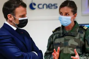 Makrons: Kosmoss kļuvis par konflikta zonu, Francija un Eiropa gatavosies aizsardzībai