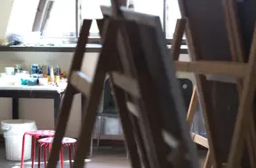 Mākslinieka Pētera Postaža lietu par seksuālo vardarbību atliek uz nākamo gadu viņa slimības dēļ