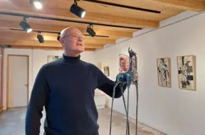 Mākslinieka Roberta Koļcova jaunā izstāde "Pieguļnieka pieraksti" Kalnciema kvartālā: Zirga simboliskā pasaule