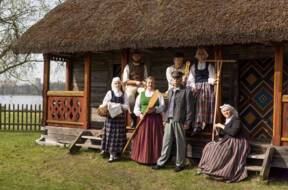 Mārtiņdiena Brīvdabas muzejā: masku gājiens, amatnieku darbnīcas un ziemas sagaidīšanas prieks
