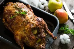 Mārtiņdiena: svētku galds gaida zoss, gaiļa un vistas cepeti