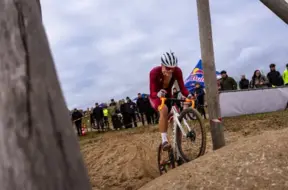 Matīss Kaļveršs un Evelīna Ermane-Marčenko triumfē Latvijas kausa CX velokrosā