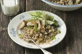 Miežu biezputra ar kūpinātu zivi: vienkārša maltīte ar dziļu garšu