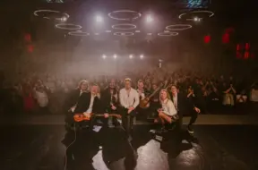 Miks Galvanovskis uzsāk patriotisku koncerttūri ar jaunu, roķīgu dziesmu "Pakaļā"