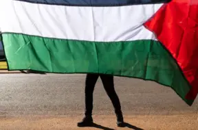 Minhenes Tehniskajā universitātē palestīniešu atbalstītāji sarīko uguņošanu uz jumta