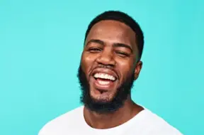 Mo Gilligan atnes skanīgāko britu humoru uz Rīgu: "The Mo You Know" jau 2026. gada novembrī!