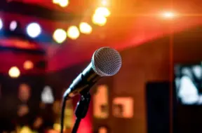 Monetočkas Koncerts Rīgā Dramatiski Pārtraukts: Ātro Palīdzību Izsauca Dēļ Pēkšņas Saslimšanas