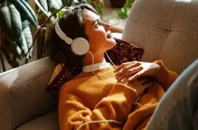 Mūzikas robežas izplūdušas: Vai spējam vēl atšķirt cilvēku un mākslīgā intelekta radīto?