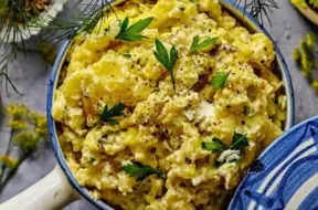 Ne tikai tradicionāli: kartupeļu biezenis ar fetas sieru – negaidīti garda kombinācija