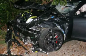 Neatkārtojams tehniskais triumfs: Hakeris atjauno izdzēstos Tesla datus par smago avāriju