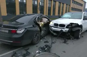 Nepatīkams "BMW randiņš" uz Ganību dambja: divu spēkratu sadursme neuzmanības dēļ