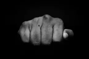 Nicā šausminoša traģēdija: septiņu bērnu māte nogalināta trīsgadīgās meitas acu priekšā