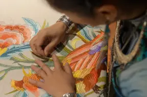 No Venēcijas līdz Hunaņai: Rokdarbu noslēpumi, kas savieno kultūras