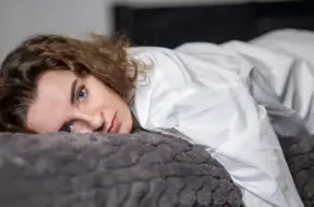 No ādas problēmām līdz elpas trūkumam: Kā toksiskas attiecības ietekmē mūsu fizisko veselību