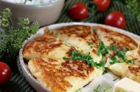 No kartupeļu biezputras top zeltaini plāceņi: vienkārša recepte komforta ēdienam