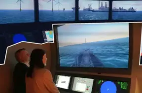 No teorijas līdz prasmēm izdzīvot kuģa katastrofā: ieskats vietā, kur Rīgā "dzimst" jūrnieki