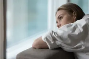 Nogriezti nagi, izplēsti mati: Kadija atklāj cīņu ar kompulsīvo uzvedību un ceļu uz mieru