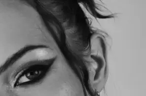 Noklausies! Dziedātāja PAULA atgriežas ar jaunu singlu "Dejot vien"