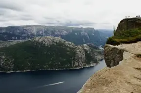 Norvēģijas krasta noslēpums: kāpēc majestātiskajiem fjordiem trūkst pludmaļu?