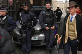 Noslēpums atrisināts: Luvras "Fedora vīrietis" beidz klusēt